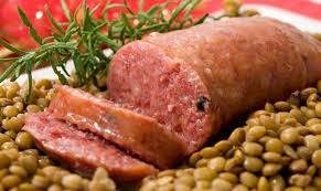 Ecco come si preparare con facilità il cotechino precotto con lenticchie. Christmas Food Traditions Cotechino And Zampone From Emilia Yummy Chicken Recipes Food How To Cook Sausage