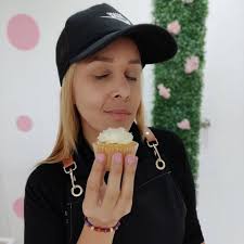 💕 Llegó el más buscado!!!! El rolo para que tu espatulado quede  perfectamente liso!!!! 💕Color rositaaaa y lo mejor es que es de 5" lo cual  es perfecto para bizcochos altos. ✓Pasa