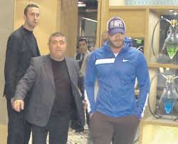 Kivanc tatlitug was born on october 27, 1983 in adana, turkey. Kivanc Tatlitug Cildirdi Agabeyi Tugay Tatlitug Kameralara Saldirdi