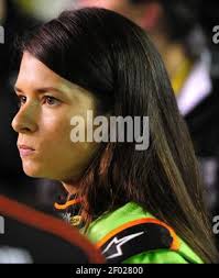 L'autista della NASCAR Danica Patrick si trova lungo la pit Road prima di  salire in macchina per l'inizio del Daytona 500 al Daytona International  Speedway a Daytona Beach, Florida, lunedì 27 febbraio