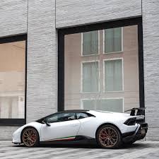 White Car Black And Bronze Wheels Supercarsoflondon On Instagram Black Roof Looks Good On The Performante Pic By Jmesupercars Lamborghini Huracan Performante Bronze Wheels Arabalar