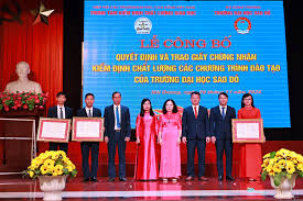 Trường Đại học Sao Đỏ long trọng tổ chức Lễ công bố Quyết định và trao