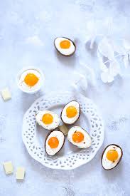 Oeufs De Paques A La Mousse Au Chocolat Blanc En Trompe L Oeil En 2020 Mousse Chocolat Blanc Mousse Au Chocolat Et Alimentation