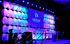 Cylindrical Shapes With Colorful Led Lighting Variations Add Texture To Any Event Backdrop Great Stage Idea Cenografia Design De Palco Decoracoes De Palco