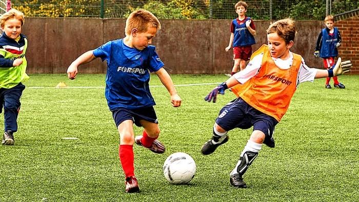Tiga Manfaat Bermain Sepak Bola Bagi Kesehatan Fisik dan Mental Si Kecil