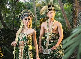 Dengan model baju panjang dilengkapi train, sang mempelai wanita tampak sangat anggun. Ini Berbagai Jenis Pakaian Adat Jawa Tengah Yang Penuh Dengan Makna Bukareview