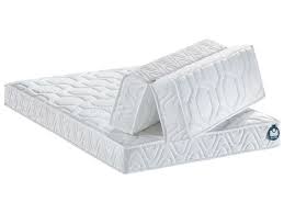 Candide matelas pliant se voit en tant que meilleur matelas pour lit de bébé qui est le plus adapté à ceux qui voyagent beaucoup ou qui sont souvent en déplacement. Matelas Mousse 90x140 170 200 Cm Bultex Little Max Evolutif Vente De Literie De Relaxation Conforama