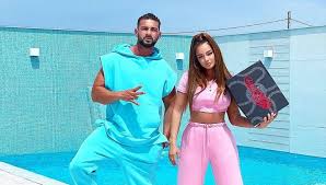 Un altfel de crăciun ce urmărește o poveste încărcată de umor a vloggerilor, din perioada sărbătorilor de iarnă. Iubita Lui Dorian Popa Intr O Tinuta Excesiv De Sexy Vezi Cum A Pozat Claudia Iosif In Piscina Artistului