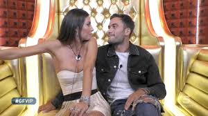 La conduttrice ha fatto qualche palleggio con un pallone, e alla fine si è ritrovata a dover sistemare il proprio reggiseno che, sotto l'abito troppo aderente, ha finito con il salire più del dovuto. Gf Vip Elisabetta Gregoraci Splende In Diretta Il Costo Del Suo Look