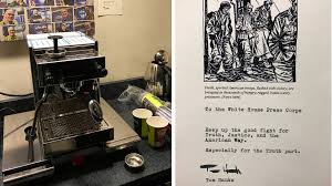 I'm that actor in some of the movies you liked and some you didn't. Tom Hanks Schenkt Reportern Im Weissen Haus Kaffeemaschine
