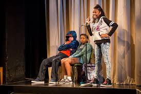 Akeelah and the bee • أكيلا ومسابقة التهجئة (أكيلا) فتاة متفوقة ذات حظ عاثر، تضطر للإشتراك في مسابقة للتهجئة، وتحدث المفاجأة وتفوز (أكيلا) وتثبت جدارتها وتفوقها، فيعرض المدير عليها أن تتدرب مع أستاذ اللغة الإنجليزية (د. Akeelah And The Bee