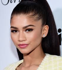 Zendaya weight is 130 pounds or 59 kilograms. Zendaya Bio Age Facts Wiki Birthday Net Worth Euphoria Hbo Red Hair Tom Holland Dating Hunter Parents Spider Man Shake It Up Songs