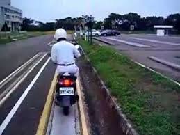 Lesen memandu pelajar atau learner driving licence (ldl) ldl atau dikenali sebagai lesen l ialah lesen yang bagi membolehkan seseorang individu belajar memandu kenderaan mengikut kelas dikeluarkan seperti kelas b, b2, d dan e. Test Lesen Naik Titi 99 Saat Youtube