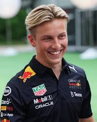 Liam Lawson, nuevo piloto oficial de Red Bull Racing El neozelandés de 22  años será el sustituto de Checo Pérez en el RB21, entre 2023 y 2024 Lawson  corrió 11 Grandes Premios,