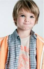 Często występowały one z asymetryczną grzywką i mocno przylegającymi pasmami. Fryzury Dla Chlopcow Z Dlugimi Wlosami Boy Haircuts Long Boys Haircuts Boy Hairstyles