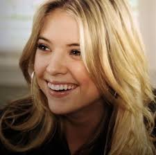 Låt oss prata om Hannah. Vad tycker du om henne? Jag älskar henne, hon är  min favoritlögnerska. Jag älskar hennes humor, stil, hennes relation med  sin mamma, med de andra ljugarna, med