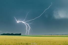 An introduction by louise welch. Pascal Mallet Chasseur D Orages Portrait D Un Photographe Normand Plus Rapide Que L Eclair