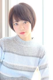大人可愛いのショートヘアスタイル 頭の丸みが綺麗に見え 襟足がスッキリ 耳にかけれる 斜めの前髪 女性らしさ残るオススメスタイル ワックスを揉み込むだけの 簡単スタイリングですヽ o ショートのヘアスタイル ヘアスタイリング 美しい髪