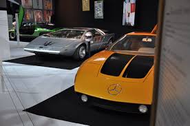The Paris Motor Show S Tribute To Cars And Fashion Of Yesterday Voiture Vintage Vieilles Voitures Voiture