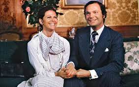 Kungen är barnbarns barnbarn till drottning viktoria och intar plats nummer 293 i den brittiska tronföljden. Forlovningen Mellan Kung Carl Gustaf Och Froken Silvia Renate Sommerlath Eklaterades Den 12 Mars 1976 Pa Kungliga Slo Queen Of Sweden Royal Family Queen Silvia