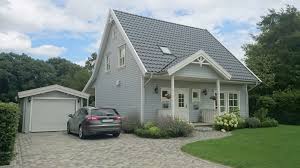 Schwedenhaus Bernd In Grau Weiss Wirkt Edel Und Fein Und Verspruht Sogar Einen Hauch Von Klassischer Exklusivitat Schwedenhaus Schwedenhaus Fertighaus Haus