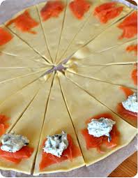 Ingredients Pour 16 Pieces 1 Pate Feuilletee 100 G De Saumon Ou Truite Fumee 100 G De Fromage Frais Aux Her Recette Recettes De Cuisine Cuisine Et Boissons