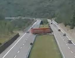 Sul sedile del passeggero si trovava un cadavere. Tir Contromano In Autostrada La Folle Manovra Costata 8 Mila Euro Video