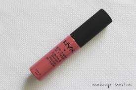 Weder lippenstift, noch lippgloss, diese matte lippencreme ist eine neue form der lippenfarbe, die sich leicht auftragen lässt und ein mattes finish verleiht. Nyx Soft Matte Lip Cream Milan Review Dupes Swatches Price