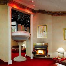 My Girlfriend and I Spent Our Six-Month Anniversary at a Poconos Honeymoon  Hotel - Racked