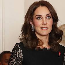 Kate Middleton, come Grace Kelly, nasconde il pancino dietro la borsa (di  seta)