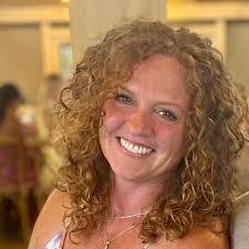 Jen Hill's Instagram, Twitter & Facebook