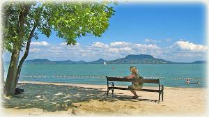 Haus am balaton (süd) bei balatonszemes mit ausbaureserve. Bank Frau Person Ungarn Plattensee Balaton Wasser Strand Sich Ausruhen Sitzen Ausblick Pikist