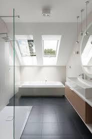 Minimalistisches Bad Dachschrage Graue Bodenfliesen Badewanne Bad Badewanne Boden Badezimmer Dachschrage Minimalistische Bader Badezimmer Innenausstattung