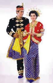 Dilansir dari situs pemerintah provinsi sulawesi selatan, baju bodo adalah baju adat bagi perempuan sulawesi selatan yang dipakai sebagai pakaian kebesaran setiap acara. Pakaian Adat Yang Berasal Dari Sulawesi Selatan Pakaian Adat