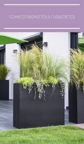 Mit Unserem Blumenkubel Elemento Lasst Sich Ein Ausgezeichneter Sichtschutz Auf Der Terrasse Schaffe In 2020 Home Landscaping Vista Garden Backyard Landscaping Designs