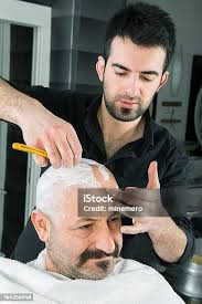Cal Barber Limpiar Razor En La Toalla Mientras Se Afeita Al Cliente Foto de  stock y más banco de imágenes de A la moda