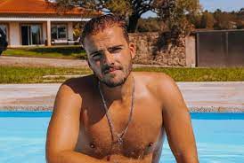 Sandro tem raízes em vila verde, nomeadamente na freguesia de parada de gatim, de onde é natural a sua mãe e onde reside a família materna. Xz5dc9kjeffagm