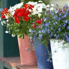 Patriotic ornaments for your tinsel or feather tree! 30 Patriotic Home Decoration Ideas In White Blue And Red Colors For Independence Day Celebration