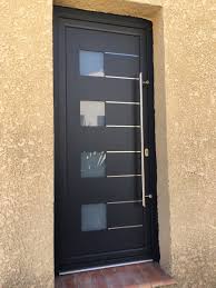 Installation De Porte D Entree Et Porte De Garage Special Bord De Mer Magasin De Menuiserie Tryba A Montpellier Par Menuiseries Du Soleil Menuiseries Du Soleil Tryba