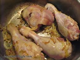 نتیجه تصویری برای خورش آلو اسفناج با مرغ