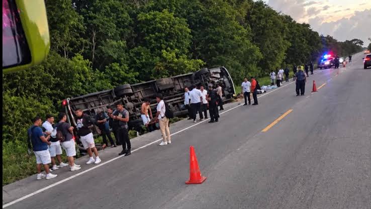 Tragedia en Quintana Roo: volcadura de autobús con trabajadores hoteleros deja tres muertos