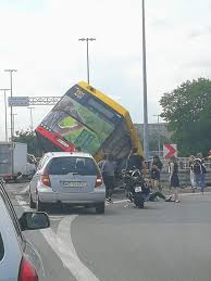 Maybe you would like to learn more about one of these? Tragiczny Wypadek Drogowy W Warszawie Autobus Miejski Spadl Na Wislostrade Z Trasy S8 Ranni I Ofiara Smiertelna Simlock24 Pl Wiecej Niz Myslisz