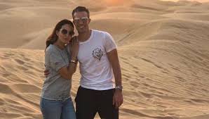 صور فان بيرسي وزوجته المغربية يظهران في دبي اختار النجم الهولندي المخضرم روبن فان بيرسي قضاء أجازته الشتوية برفقة عائلته في إمارة Mens Tops Mens Tshirts Men