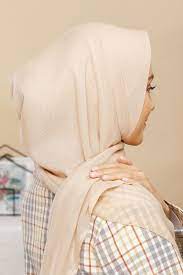 Meski mendapat pertentangan dari orang sekitar ia tetap berlatih angkat beban. Gambar Wanita Berhijab Dari Samping