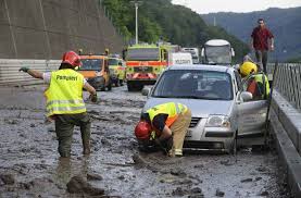 Jun 29, 2021 · während sich die lage im norden laut wetterediensten beruhigte, zogen in der nacht auch in teilen des kantons tessin gewitter auf, in bosco/gurin und airolo fielen seit dem späten abend rund 50 millimeter regen. Bildstrecke Unwetter Im Tessin