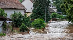 The incident was caused by a massive flood that destroyed 6 houses and damaged 25 others in the eifel municipality overnight, according to the broadcaster swr. Ienim03nvijapm