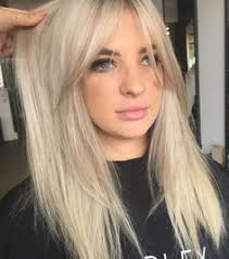 Blonde Platinum Silver Hair Color And Curtain Bangs Hairstyles Womenshairstyle 2020 Goruntuler Ile Kahkul Sac Uzun Sac Sac Modeli Fikirleri