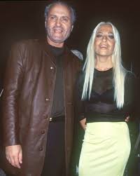 John lennon, selena quintanilla y gianni versace son algunos de los famosos que han perdido la vida en manos de sus seguidores. Vor 20 Jahren Wurde Versace Erschossen Tageblatt Lu Tageblatt Lu