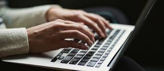 Teknisi memeriksa penyebab boot failure laptop