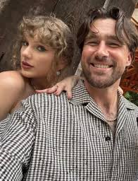 Taylors selfies och poserade bilder från bröllopet under helgen med Travis  : r/TaylorSwift